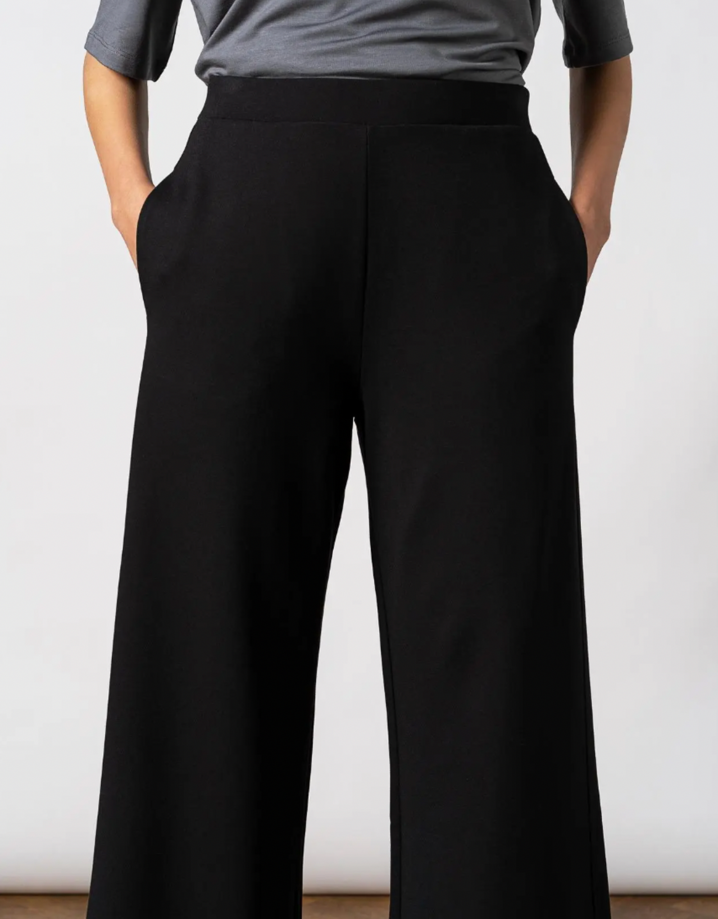 מכנסיים בגזרה רחבה - אורך רגיל - שחור